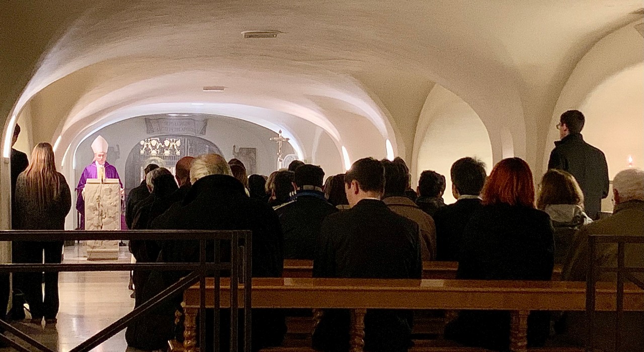 La messa di monsignor Gänswein nel primo mese dalla morte di Benedetto XVI